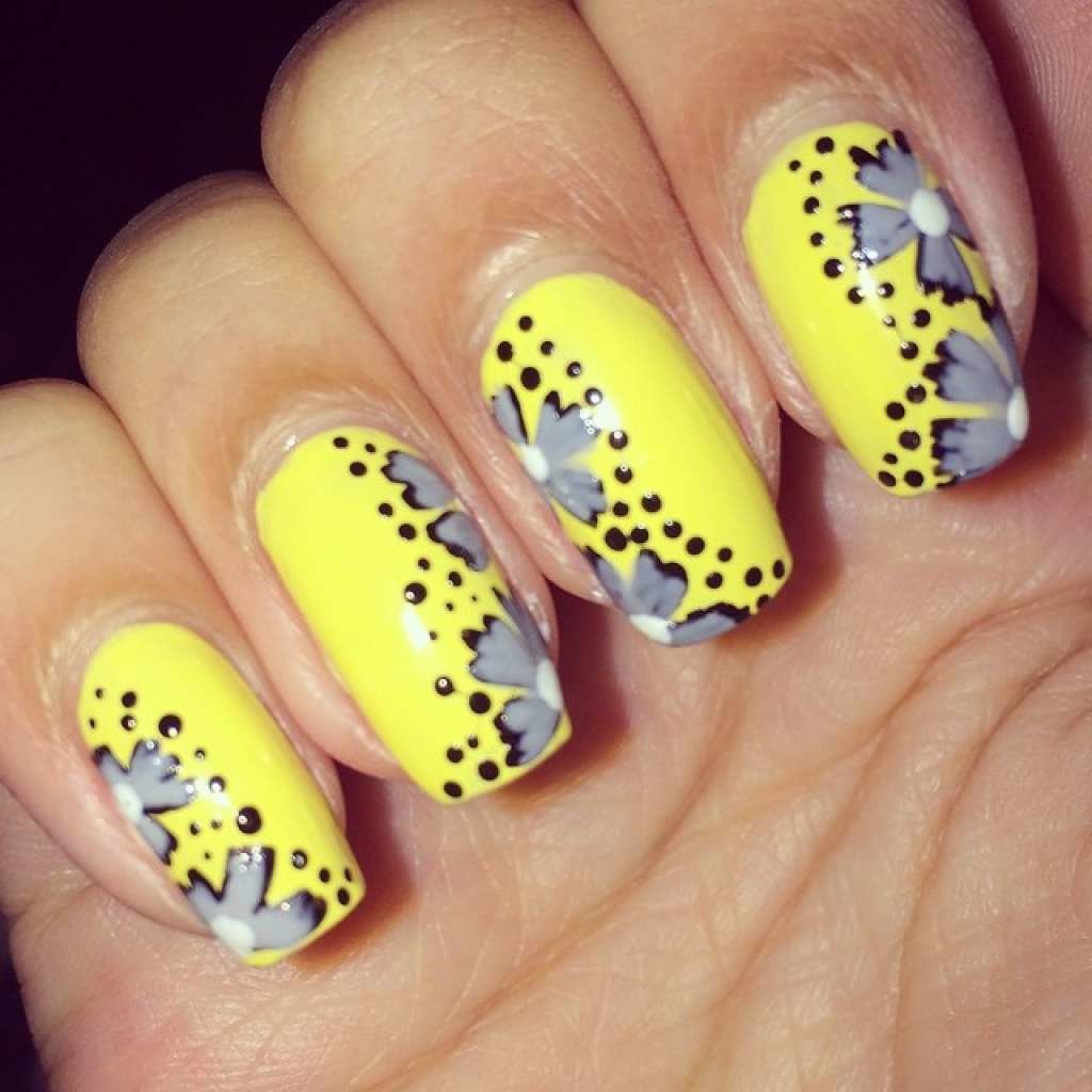 Рисунок на желтых ногтях