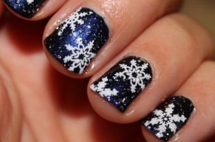 Рисунки белым лаком на ногтях, новогодний маникюр со снежинками