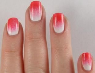 Красный дизайн ногтей, градиентный красно-белый маникюр