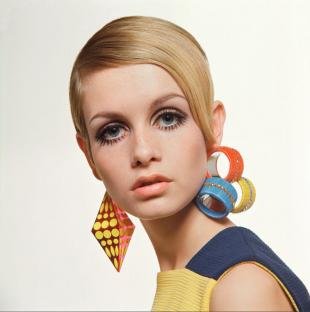 Цвет волос бежевый блондин, короткая стрижка в стиле 60-х годов
