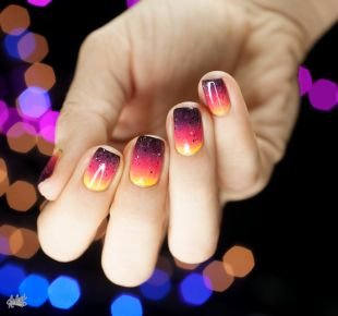 Осенний дизайн ногтей, градиентный маникюр желто-розово-черничный
