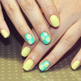 Рисунки ромашек на ногтях, желто-зеленый маникюр с ромашками